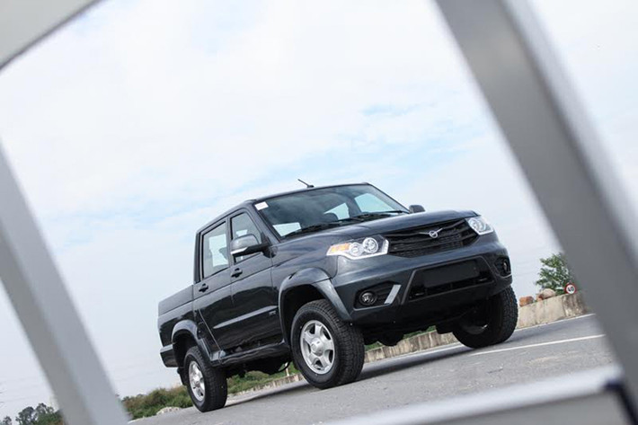 Ngoài 2 dòng xe SUV là Patriot và Hunter, hãng xe Nga UAZ còn đem về Việt Nam một mẫu bán tải UAZ Pickup. Về cơ bản, UAZ Pickup chính là phiên bản bán tải của chiếc Patriot. Chiếc UAZ Pickup đầu tiên về Việt Nam thuộc phiên bản Limited - phiên bản cao cấp nhất của dòng xe bán tải thương hiệu Nga - xe có giá lên đến 566 triệu đồng.