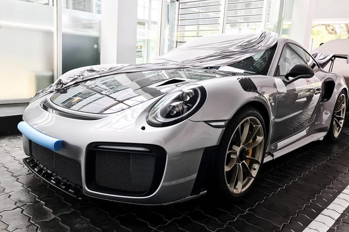 Hiện trong bộ sưu tập siêu xe của ông Đặng Lê Nguyên Vũ có không dưới 12 chiếc Porsche 911, trong đó có các phiên bản như 911 tiêu chuẩn không dưới 4 chiếc, 911 Carrera khoảng 3 chiếc, 3 chiếc 911 Turbo S, 1 chiếc siêu xe Porsche 911 GT3 RS đời cũ và gần đây là 1 chiếc Porsche 911 GT2 RS. Ngoài ra, còn nhiều siêu xe và xe sang hàng khủng khác lên đến hàng trăm tỷ đồng.