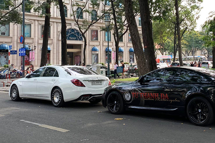 Chưa hết, để diện mạo ngoại thất của chiếc sedan hạng sang Mercedes-Benz S-Class khi độ body kit của phiên bản Mercedes-AMG S63 đời 2019 trở nên cá tính hơn, biker Sài thành đã trang bị bộ mâm đa chấu kép mạ crôm của phiên bản Mercedes-Maybach S650.