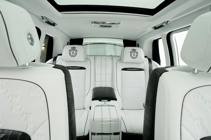 Nâng cấp cuối cùng cho chiếc SUV siêu sang Rolls-Royce Cullinan phiên bản tỷ phú Mansory đến từ động cơ V12, tăng áp kép, dung tích 6.75 lít của xe giờ đây đã được "thông nòng" mang đến thêm 39 mã lực ở công suất động cơ lên mức 602 mã lực và mô-men xoắn cực đại tăng thêm 100 Nm lên 950 Nm.
