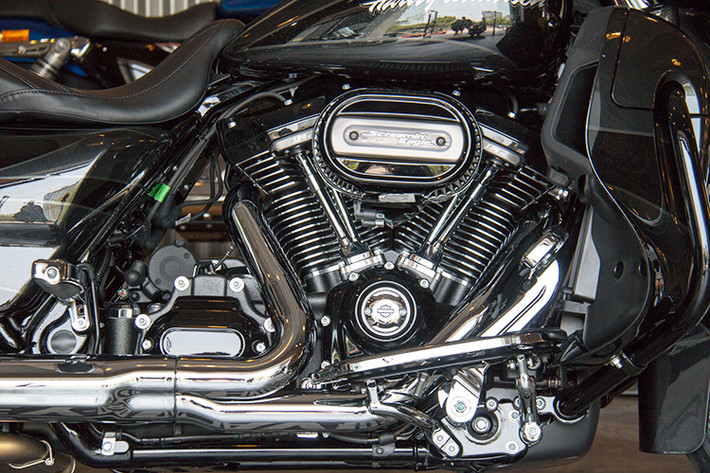 Kể từ đời 2017, CVO Street Glide cùng mọi phiên bản CVO khác sẽ được trang bị động cơ Milwaukee-Eight hoàn toàn mới. Tính từ khi HD thành lập, đây là dòng động cơ lớn thứ 9 từng được tạo ra của hãng. Tên gọi của dòng động cơ này xuất phát từ nơi đặt "đại bản doanh" của HD và số van trên mỗi xi-lanh.