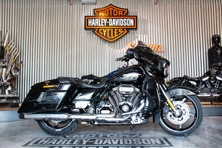 Harley-Davidson CVO Street Glide 2017 cao cấp nhất của hãng xe môtô Mỹ được trang bị khối động cơ Milwaukee-Eight 114 Cubic. Đây là phiên bản đặc biệt của dòng xe đình đám Street Glide và cũng là chiếc xe chính hãng đầu tiên có mặt tại thị trường Việt Nam tính đến thời điểm hiện tại.