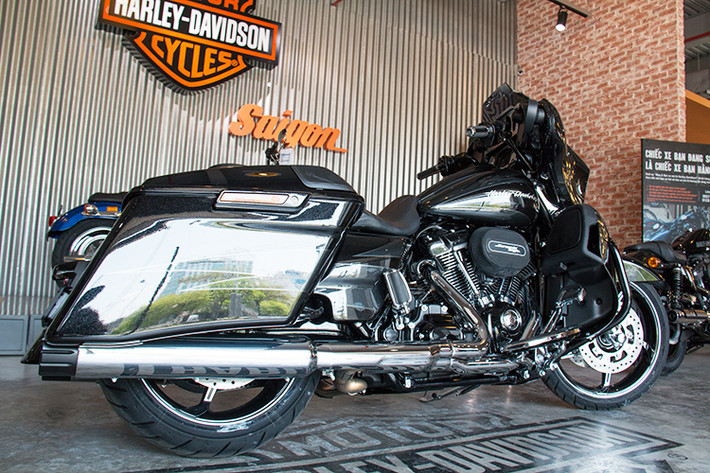 Động cơ Milwaukee-Eight CVO mới có dung tích "khủng" lên tới 114 inch khối (tương đương 1868 cc), đem tới mô-men xoắn cực đại hơn 160 Nm. Milwaukee-Eight đem tới hiệu năng cao hơn hẳn, giúp xe tăng tốc từ 0-100 km/h nhanh hơn 11% so với các dòng động cơ cũ. Giống phiên bản thường, động cơ của CVO Street Glide cũng giải quyết vấn đề tản nhiệt tốt hơn đời cũ.