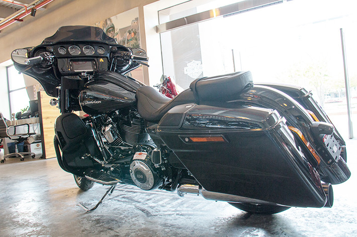 Vào hồi đầu năm, khoảng 7/1/2017 vừa qua, tại Harley-Davidson of Hanoi cũng đã xuất hiện một mẫu xe Street Glide phiên bản 2017 nhưng chỉ là phiên bản thường được trang bị động cơ Milwaukee-Eight 107, không mạnh bằng mẫu xe phiên bản CVO này.
