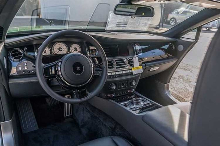 Một số công nghệ đỉnh cao được trang bị cho Wraith như hệ thống định vị vệ tinh, camera quan sát phía trên, bên hông và sau xe giúp người lái quan sát 360 độ quanh xe. Màn hình thông số kỹ thuật cũng được hiển thị trên kính chắn gió, cổng kết nối USB, Bluetooth, điện thoại thông minh điều khiển bằng giọng nói, đồng hồ thửa riêng trên bản tap-lô.