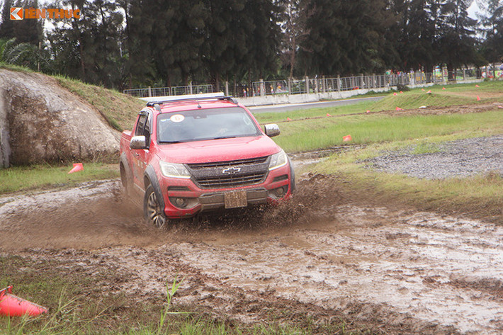 Chevrolet Colorado mới sở hữu ngoại hình hấp dẫn hơn, khỏe mạnh hơn nhiều so với phiên bản cũ. Toàn bộ phần đầu xe đã được Chevrolet thiết kế lại hoàn toàn. Với cản trước, đèn pha, lưới tản nhiệt và nắp ca-pô mới, Colorado bản nâng cấp nay đã có kiểu dáng "nam tính" và gần với những dòng xe khác của Chevrolet tại Mỹ hơn.