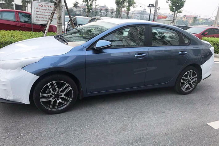Vào hồi tháng 11/2018 vừa qua, một số đại lý Kia chính hãng tại Việt Nam cho biết đã sẵn sàng nhận đặt cọc dành cho mẫu sedan Kia Cerato 2019 mới. Mới đây, mẫu xe này đã bất ngờ xuất hiện tại Hà Nội. Mặc dù đầu và đuôi của đã được che chắn khá cẩn thận nhưng nó vẫn bị phát hiện.