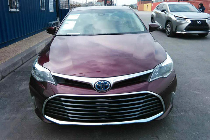 Bước sang thế hệ thứ mới, Toyota Avalon 2016 sở hữu hệ khung gầm mới, có chiều dài cơ sở lớn hơn ở mức 2.820 mm. Thân xe không còn những đường nét trung tính, mềm mại nữa mà thay vào đó là những đường vuốt mạnh mẽ, thể hiện cá tính hơn so với trước đây.