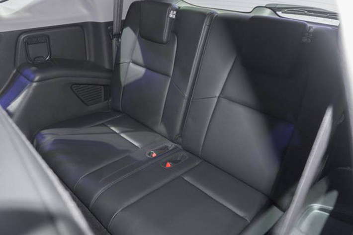 Về trang bị, Honda CR-V 7 chỗ đi kèm vô lăng đa chức năng, màn hình cảm ứng 7 inch cho hệ thống thông tin giải trí, hỗ trợ ứng dụng Apple CarPlay và Android Auto, dàn âm thanh 8 loa cùng phanh đỗ xe điện tử. Ngoài ra phải kể đến cửa cốp chỉnh điện rảnh tay phía sau. Chiều cao của cửa cốp sau cũng có thể điều chỉnh khi cần.
