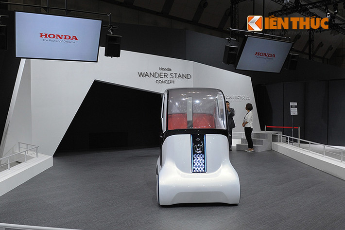 Mẫu xe ý tưởng WANDER STAND được thiết kế theo đuổi niềm vui và sự tự do di chuyển theo ý tưởng “Lang thang – đi theo ý muốn” cũng như mẫu WANDER WALKER, là mẫu xe cho phép di chuyển thoải mái cùng với người đi bộ.