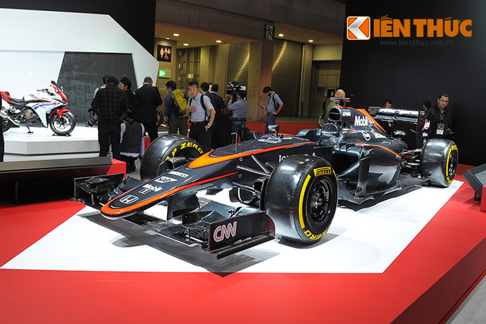 McLaren Honda MP4-30, mẫu xe chuyên dành cho giải đua đình đám F1 cũng có mặt tại gian hàng Honda tại triển lãm lần này.