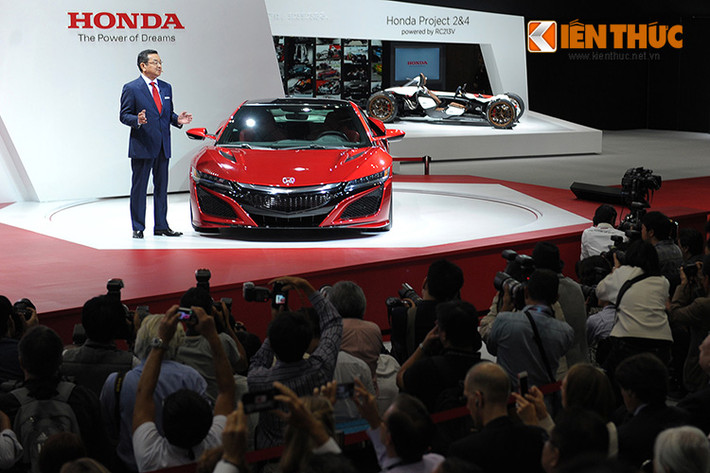 Honda NSX thế hệ hoàn toàn mới là mẫu siêu xe sở hữu động cơ V6 VTEC tăng áp kép hoàn toàn mới tích hợp cơ cấu phun nhiên liệu trực tiếp đặt chính giữa hệ thống khung gầm siêu nhẹ.