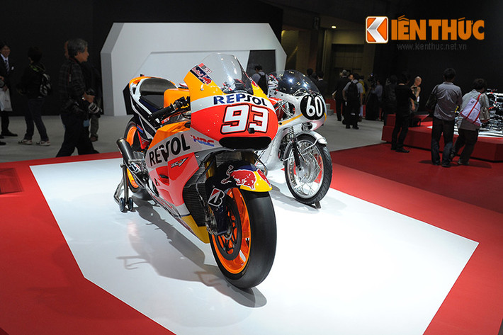 Siêu môtô RC213V, mẫu môtô đình đám của Honda tham gia Giải đua xe vô địch Thế giới 2015 MotoGP cũng có mặt tại gian hàng của hãng.