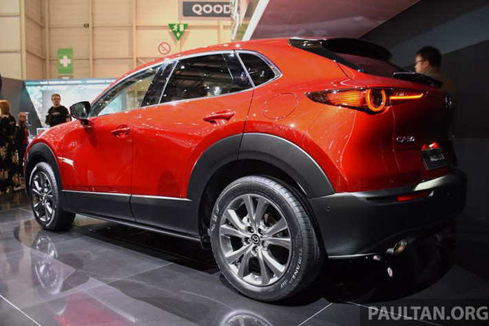 Về kích thước, Mazda CX-30 hoàn toàn mới sở hữu chiều dài 4.395 mm, rộng 1.795 mm, cao 1.540 mm và chiều dài cơ sở 2.655 mm. Như vậy, Mazda CX-30 lớn hơn một chút so với CX-3 và nhỏ hơn CX-5. Tuy nhiên, không gian dành cho hành khách hàng ghế trước của Mazda CX-30 lại ngang ngửa với CX-5.