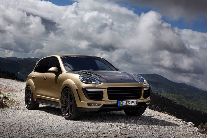 Mặt trước của Cayenne được làm mới với cản trước thấp hơn được trang bị hai đèn sương mù nằm ngang.