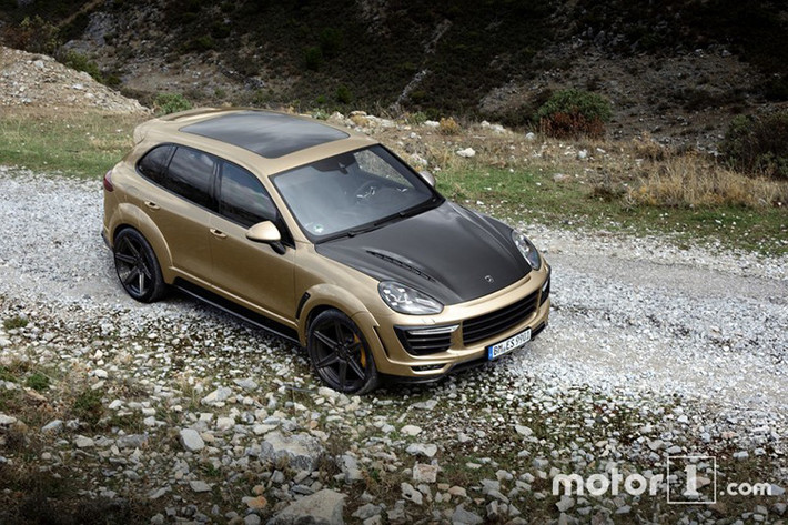Porsche Cayenne sở hữu kích thước tổng thể dài x rộng x cao tương ứng 4.855 x 1.939 x 1.705 (mm) chiều dài cơ sở của xe đạt 2.895 mm.