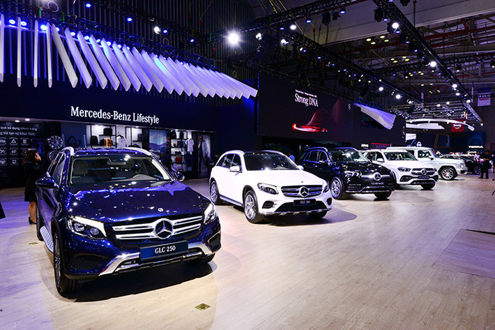 Thương hiệu xe sang Mercedes-Benz Việt Nam (MBV) sở hữu gian hàng lớn nhất tại Triển lãm ôtô Việt Nam 2019 (VMS). Thương hiệu “Ngôi sao 3 cánh” tiếp tục gắn bó với thiết kế Silver Flow đặc trưng và không gian trưng bày mở thân thiện với khách thưởng lãm. Với chủ đề “Strong DNA”, MBV hướng đến một gian hàng đậm chất công nghệ, sống động và tập trung vào các sản phẩm SUV.