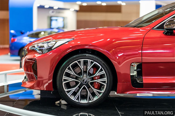 Kia Stinger GT sở hữu hệ thống treo MacPherson giúp mang lại sự cân bằng trong việc xử lý các tình huống trên đường. Bộ vành bằng thép kích thước 18 inch ở phía trước và 19 inch ở phía sau kết hợp cùng hệ thống phanh hiệu suất cao Brembo 4 piston ở phía trước và 2 piston ở phía sau.
