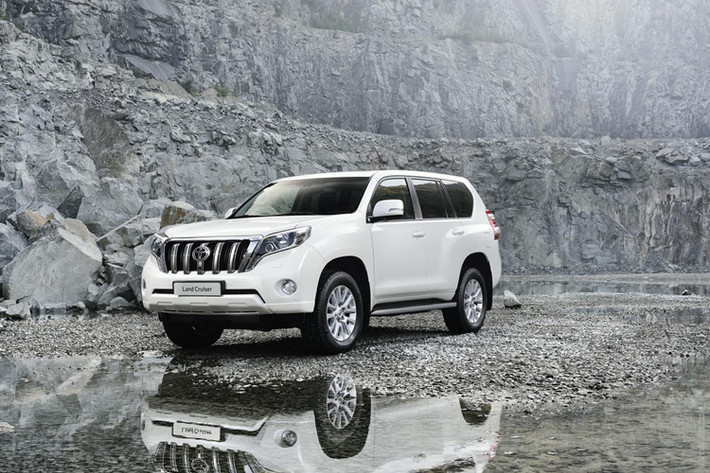 Cụ thể, mẫu xe Land Cruiser Prado TX-L hiện mức giá chỉ còn 2,167 tỷ đồng, giảm 164 triệu so với giá bán trước. Trong khi đó, phiên bản cao cấp hơn là Land Cruiser VX có giá bán 3,65 tỷ đồng, giảm 70 triệu đồng so với trước. Đây được xem là hoạt động trong kế hoạch thường niên của Toyota Việt Nam liên quan đến sự thay đổi giá.