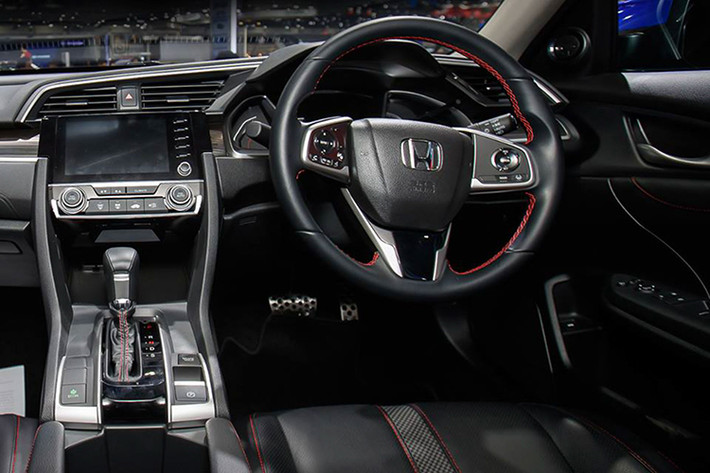 Đáng tiếc là thiết kế nội thất của Honda Civic 2019 chẳng có gì mới. Xe tiếp tục được trang bị màn hình cảm ứng 7 inch của hệ thống thông tin giải trí, tương thích Apple CarPlay, tính năng mở cửa không cần chìa khóa, nút bấm khởi động máy, nút giữ phanh tạm thời, điều hòa tự động, ghế lái chỉnh điện 8 hướng, ghế phụ lái chỉnh điện 4 hướng và ghế bọc da.