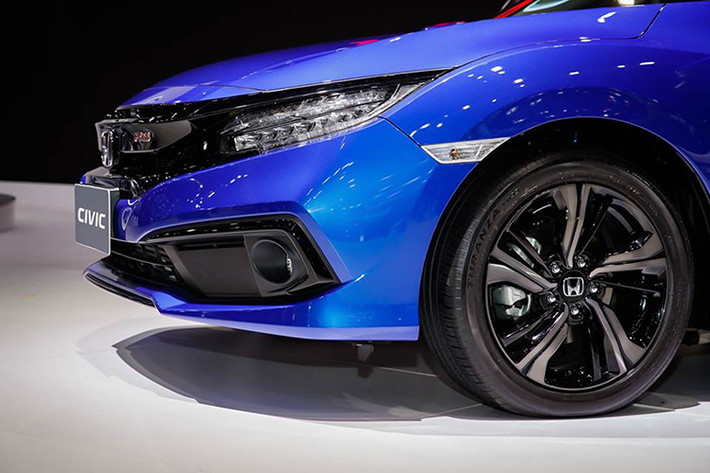 Về cơ bản, Civic RS 2019 là phiên bản nâng nhẹ các chi tiết ở ngoại thất với một số điểm mới như lưới tản nhiệt màu đen, mâm 18 inch sơn đen, bỗ sung cánh lướt gió ở phía sau nhưng cắt đi trang bị cửa sổ trời. Ngoài ra xe có thêm logo RS làm điểm nhất ở đầu và phía sau xe.