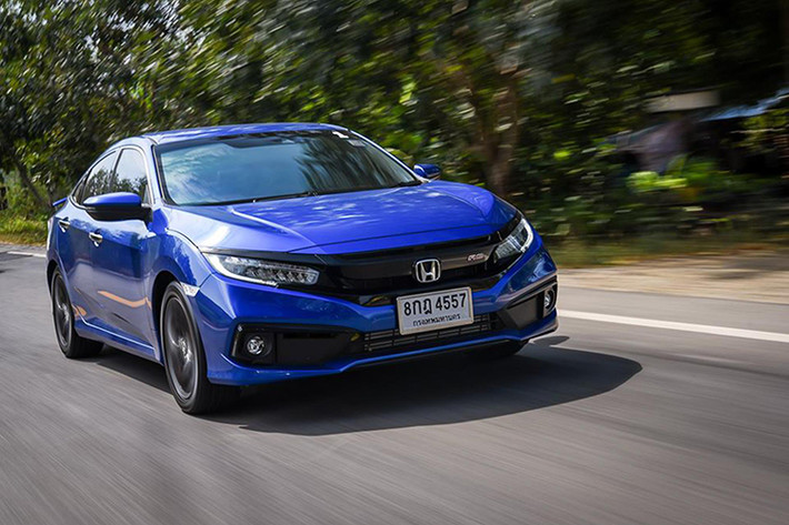 Được biết tại thị tường Thái Lan, Civic RS có giá bán 1.219.000 bath (khoảng 903 triệu đồng) đắt hơn 86 triệu đồng so với Civic Turbo thông thường (1.104.000 bath). Nếu Honda Civic RS 2019 có giá 923 triệu đồng tại Việt Nam, nó sẽ chênh khoảng 30 triệu đồng so với phiên bản Civic L nhưng được làm mới ngoại hình và thêm tính năng đề nổ từ xa.
