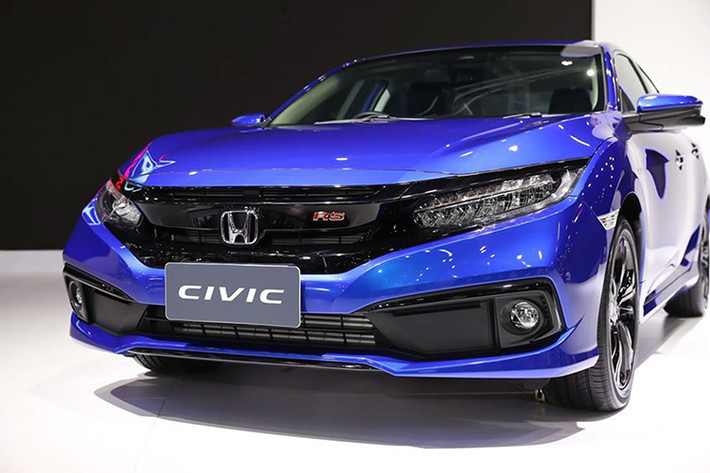 Mới đây, một người dùng đã chia sẻ trên mạng xã hội về việc đặt hàng chiếc xe Honda Civic RS 2019. Theo người này cho hay, “Mình mới đặt em RS này giá hãng tạm tính là 923 triệu đồng, tăng giảm chả biết nhưng xe đã bị cắt cửa sổ trời, thêm gương tự động gập khi khóa cửa, gương trong chống chói điện, điều hòa 2 vùng, đề nổ từ xa, cánh gió, fog light led (trước là halogen) và dường như không có honda sensing".
