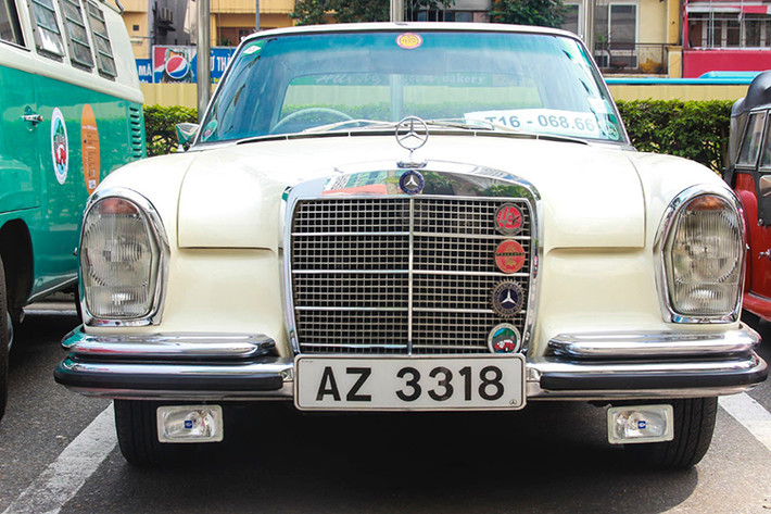 Mẫu xe sang một thời Mercedes-Benz 280 S cổ điển khá độc đáo.