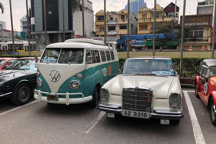 Chiếc Volkswagen Kombi (bên trái) đặt chân đến Việt Nam lần này được sơn màu xanh phối trắng đẹp mắt và trông vẫn còn như mới. Volkswagen Kombi hay còn gọi là Volkswagen Type 2, Microbus hay Camper là dòng xe đã lần đầu tiên ra mắt vào năm 1949. Volkswagen Kombi từng gắn liền với văn hóa đối kháng trong thập niên 60.
