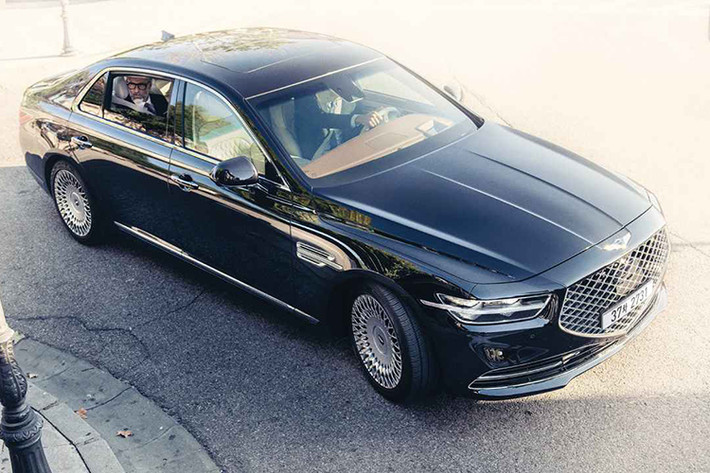 Genesis từng gọi mẫu sedan chủ lực là EQ900 tại Hàn Quốc, nhưng đã đổi tên để phù hợp với các thị trường khác. G90 là model đầu tiên ra mắt với vai trò đánh dấu một thương hiệu hoàn toàn mới. Đến năm 2021, Genesis sẽ ra mắt thêm bản SUV và coupe.