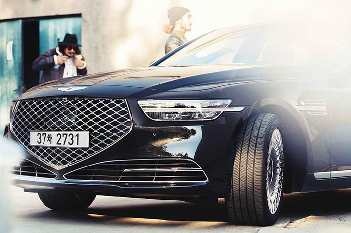 Với những thay đổi này, chiếc xe cũng phải có cản trước hoàn toàn mới nhưng dáng nói hơn, Genesis thậm chí còn thiết kế lại cả nắp ca-pô với 2 đường gân nổi chạy dọc. Đuôi xe sở hữu đèn hậu chỉ bao gồm các dải LED chạy ngang, mâm xe tùy chọn 19 inch. Sẽ có hai lựa chọn màu ngoại thất mới là Porto Red và Gold Coast Silver ở thị trường Hàn Quốc.