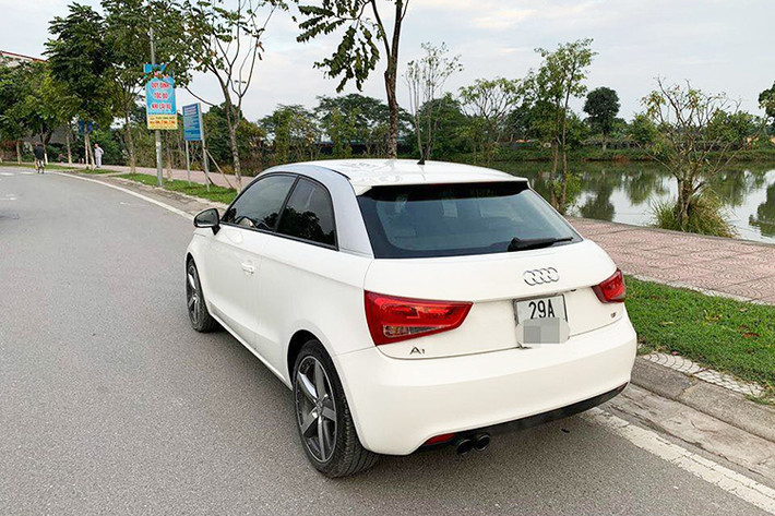 Xe được trang bị bộ la-zăng làm bằng hợp kim dạng 5 chấu kép, kích thước 17 inch, tuy nhiên thiết kế của bánh xe khá đơn giản. Phần đuôi của mẫu xe sang cỡ nhỏ này nổi bật với cụm đèn pha LED, thiết kế với các đường viền dạng bo tròn, mang đến sự nữ tính, trẻ trung. Đèn xi-nhan của xe cũng tích hợp trên đèn hậu khá ấn tượng.
