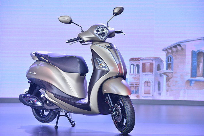 xe ga Yamaha Grande 2019 bản đặc biệt mới vẫn sở hữu các số đo cơ bản như chiều dài 1.820 mm, rộng 685 mm và chiều cao 1.150 mm như bản thường. Xe có cân nặng hơn so với phiên bản tiêu chuẩn là 1 kg do được trang bị hệ thống chống bó cứng phanh ABS cho bánh trước.