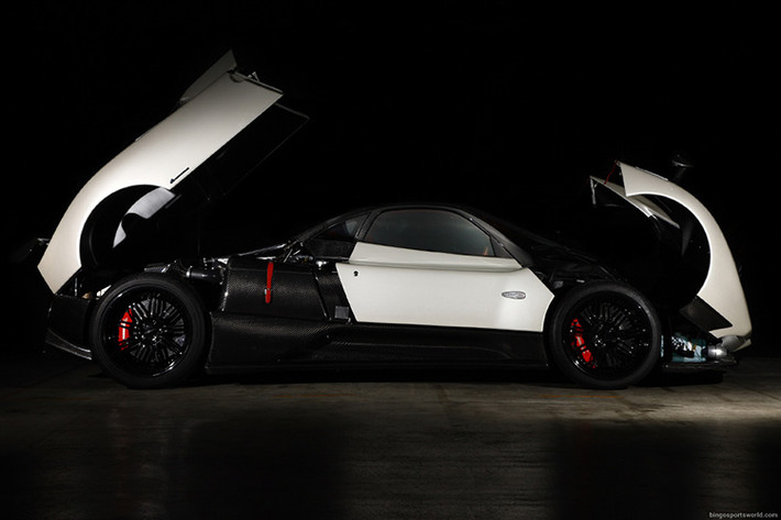 Pagani Zonda F Clubsport 24/25 được sản xuất và nhập khẩu vào Nhật Bản năm 2008 bởi đại lý Bingo Sports.