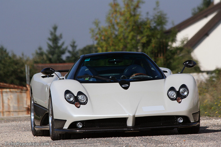 Pagani Zonda F Clubsport sở hữu động cơ 650 mã lực, mô-men xoắn 780 Nm và có thể tăng tốc từ 0-97km/h trong 3,6giây. Tốc độ cực đại của xe là 346km/h, vượt xa tốc độ của một chiếc xe đua chuyên nghiệp.