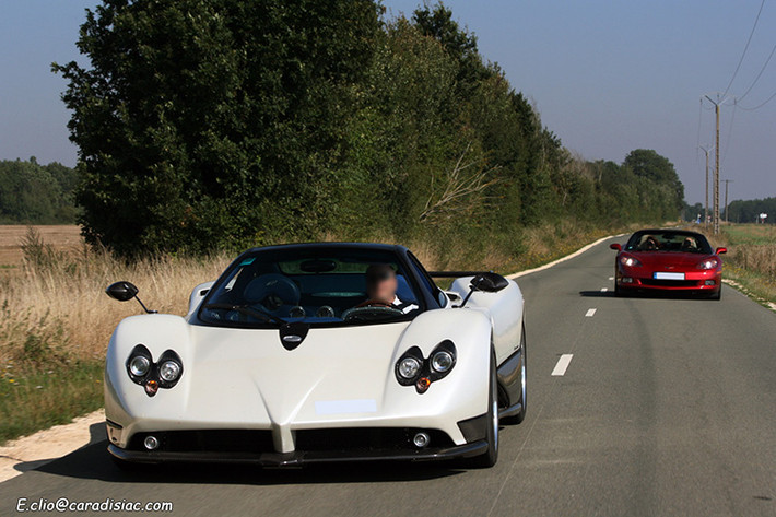 Pagani Zonda F Clubsport sử dụng động cơ V12 dung tích 7,3L của AMG. Chỉ cần nhấn nhẹ chân ga, người lái sẽ "dính chặt" vào ghế.