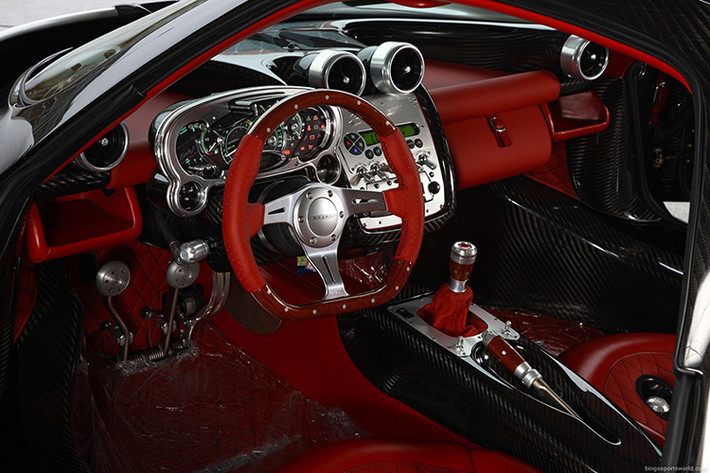 Nhắc đến tuổi đời 7 năm của Pagani Zonda F Clubsport 24/25, sẽ thật bất ngờ khi biết nó mới chỉ chạy có 1380 km. Về cơ bản siêu xe này gần như mới 100%, các chi tiết từ sơn đến nội thất...