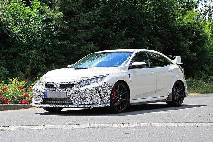 Thay đổi này cũng phù hợp với những tin đồn trước đó về việc Civic Type R sẽ có một phiên bản mới, dù rằng lúc đó người ta thiên về xu hướng Honda sẽ nhắm tới phân khúc thấp hơn. Tuy nhiên, việc có thêm bản cao cấp cạnh tranh cùng Focus RS (đang hơn Civic Type R 44 mã lực) cũng là một ý tưởng không tồi, nhất là nếu có thêm hệ dẫn động 2 cầu.