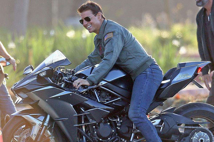 Mới đây, nam tài tử Tom Cruise bất ngờ xuất hiện cùng hàng loạt hình ảnh "cưỡi" siêu môtô Kawasaki Ninja H2 trên phim trường được cho là đang quay bộ phim Top Gun 2 khiến nhiều người phải ngả mũ thán phục.