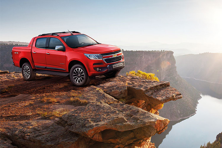 Tại thị trường Việt Nam, mẫu xe Chevrolet Colorado mới sẽ giá bán từ 624 triệu đồng cho phiên bản 2.5L 4x2 MT LT và 819 triệu đồng cho phiên bản cao cấp nhất Colorado 2.5L 4x4 AT HC*. Tính đến hết năm 2017, đã có 3.082 chiếc Chevorlet Colorado được bán ra trên toàn quốc, đứng vị trí thứ 2 về thị phần ở phân khúc bán tải tại Việt Nam.