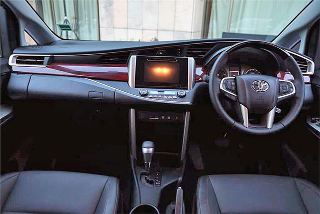 Nội thất bên trong Toyota Innova Touring Sport 2017 cũng được thiết kế theo phong cách thể thao và năng động.Trên vô lăng của xe được tích hợp phím điều chỉnh 4 hướng, tích hợp nút điều khiển âm thanh, điện thoại rảnh tay... bảng đồng hồ công-tơ-mét với màn hình 4,2" đa thông tin hiển thị, màn hình giải trí 7" cho hệ thống trung tâm với 6 loa.