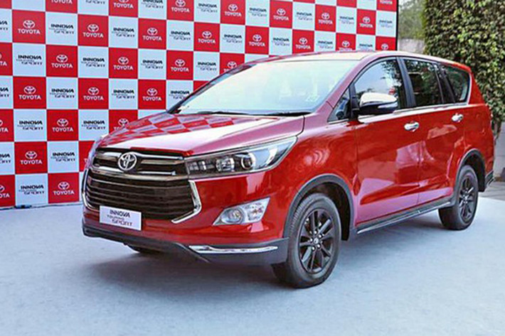 Điểm nhấn đầu tiên cần phải nhắc đến của Toyota Innova Touring Sport 2017 chính là màu sơn đỏ Wildfire mới. Ngoài ra, Toyota Innova Touring Sport 2017 còn có một tùy chọn màu sơn khác là trắng White Pearl Crystal Shine. Đi kèm với đó là bộ vành hợp kim 16 inch màu đen nhám, nẹp hốc bánh màu đen, chi tiết mạ crôm trên bậc cửa lên xuống...