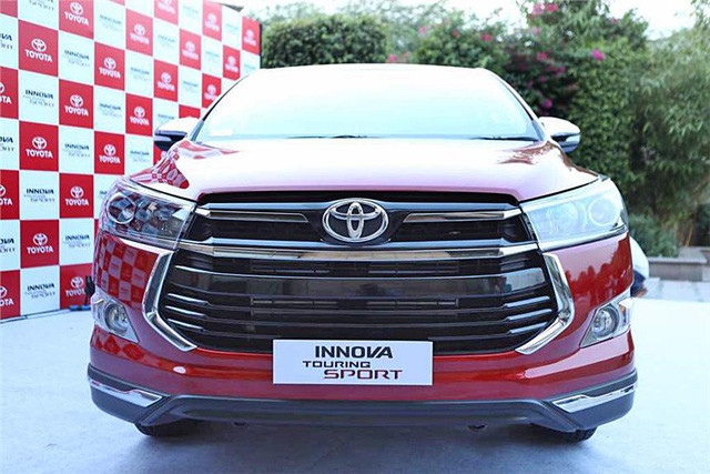 Sử dụng chung nền tảng chassis thế hệ mới với Hilux và Fortuner 2016, các kích thước dài x rộng x cao của Toyota Innova Touring Sport 2017 lần lượt là 4,375 x 1,83 x 1,795 m cùng chiều dài cơ sở lên tới 2,75 m. Trên đầu xe xuất hiện lưới tản nhiệt màu đen, các chi tiết khác được mạ crôm màu khói trong đèn pha và cánh gió trên cản va trước.