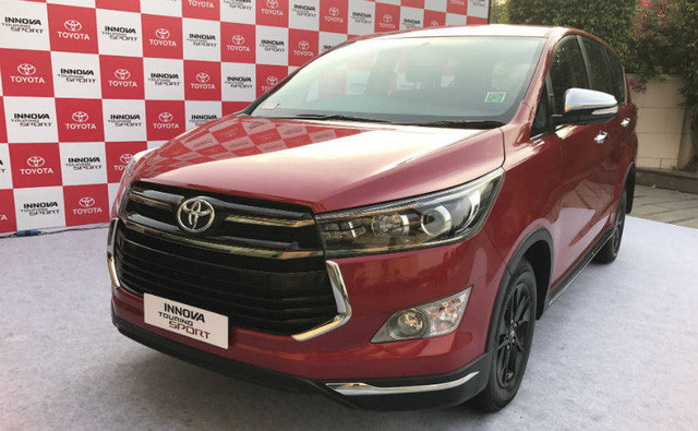 Giá bán của mẫu xe 7 chỗ Innova Touring Sport 2017 bản trang bị cao cấp mới tại thị trường Ấn Độ dao động từ 1,779 - 2,215 triệu Rupee (tương đương 629 - 783 triệu đồng). Như vậy, Toyota Innova Touring Sport 2017 đắt hơn đáng kể so với phiên bản thường có giá khởi điểm 1,384 triệu Rupee (tương đương 463 triệu đồng).