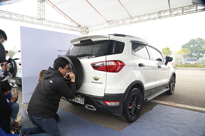 Trong bài thi kỹ năng lái tổng hợp thách thức chủ xe EcoSport đi zíc zắc tiến lùi, điều khiển xe trên thanh thăng bằng và lùi chuồng hẹp được các khách hàng cũng như giới truyền thông có mặt tại sự kiện đánh giá - mẫu xe này sử dụng đơn giản và linh hoạt hơn nhờ các ưu điểm này.