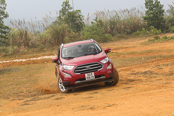 Sức mạnh của Ford EcoSport chính là hai phiên bản động cơ hoàn toàn mới là EcoBoost 1.0L với 5 năm liên tiếp đạt giải Động cơ của Năm trên toàn cầu và động cơ Dragon 1.5L 3 xy-lanh sử dụng công nghệ van biến thiên kép (Ti-VCT) giúp tiết kiệm nhiên liệu hơn 20%, giảm khí thải 15%.