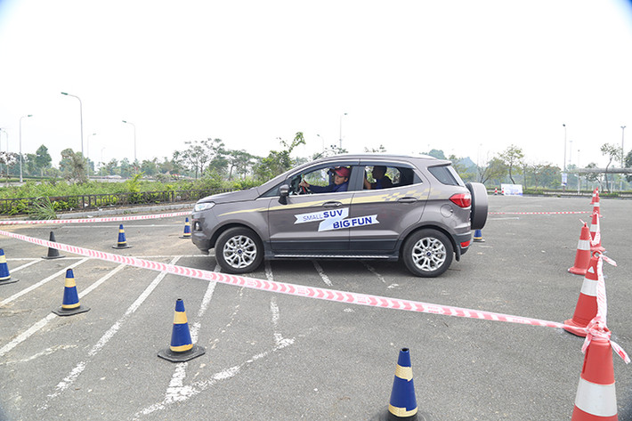 Được mệnh danh là “chuyên gia đường phố”, mẫu crossover cỡ nhỏ Ford EcoSport đã thể hiện sự linh hoạt trên các cung đường hẹp đô thị, vừa tăng tốc nhẹ nhàng trên đường trường, lại vừa mạnh mẽ vượt qua các địa hình mấp mô nhờ khoảng sáng gầm xe lớn và tầm nhìn cao, thoáng hay các thử thách lái trong ngày trải nghiệm này.