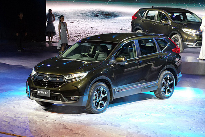 Honda ôtô Việt Nam mới đây tiết lộ từ ngày 13/11/2017, phiên bản Honda CR-V 7 chỗ thế hệ mới sẽ được chính thức ra mắt và bắt đầu được bán ra thị trường Việt với 3 phiên bản lần lượt là là CR-V 1.5E, CR-V 1.5G và CR-V 1.5 TOP. Ở phiên bản này, Honda chuyển lắp ráp sang nhập khẩu từ Thái Lan, với mức chịu thuế từ 2018 sẽ là 0%