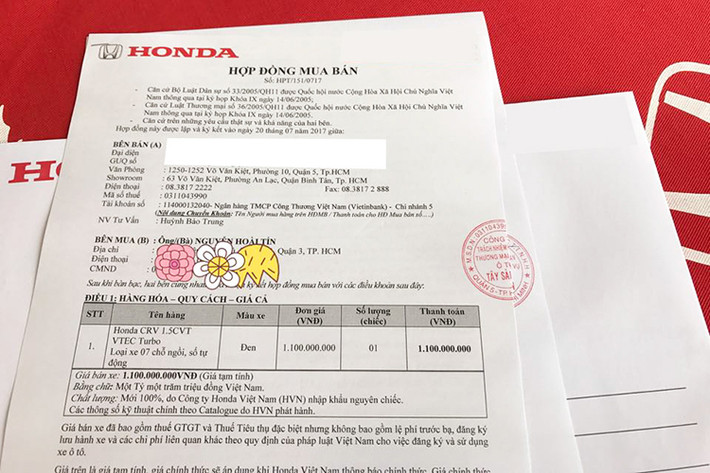 Tuy nhiên, theo nhiều nguồn tin từ phía các khách hàng cho hay, mẫu xe CR-V 7 chỗ với giá bán tương ứng khoảng từ 950 triệu, 980 triệu và hơn 1 tỷ đồng. Một số đại lý ôtô cho biết, hiện tại đã có khá nhiều khách hàng đã đặt hàng trước mẫu xe này và nhận xe trong khoảng từ đầu năm 2018.