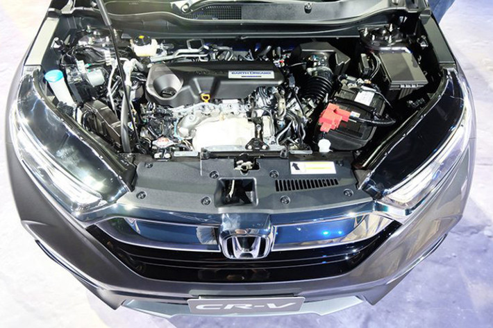 Nâng cấp động cơ, gia tăng tiện ích, thay đổi thiết kế, Honda CR-V thế hệ thứ 5 còn được trang bị các tính năng tiên tiến khác như: Hệ thống cảnh báo chống buồn ngủ (Driver Attention Monitor), Cửa sổ trời toàn cảnh Panorama, Chế độ giữ phanh tự động, Cốp điện tự động và Hệ thống hỗ trợ đánh lái chủ động (AHA)...